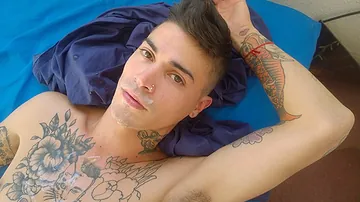 Youthfull man trades his booty for a stiff tear up