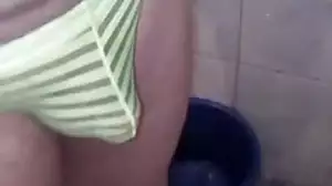 unter der Dusche mit teiltransparenten Hose shower