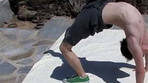 Flexible twink ends up jerking off after erotic