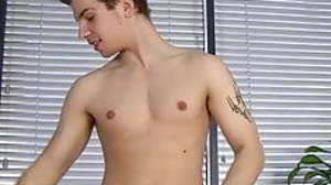 Amateur UK dude with tats jerks off from all