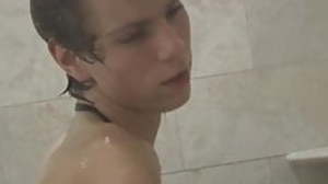 Twink Kaylo Riley masturbates after a seductive