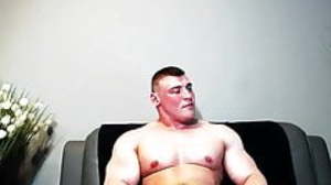European bodybuilder jerk off and flex