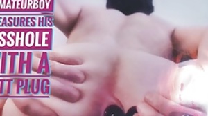 Amateurboy pleasures his asshole apropos a butt