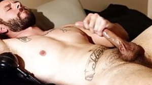 Hunk cums on webcam