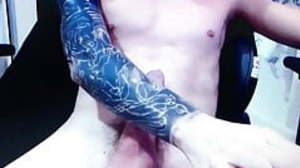 Tattooed muscle impoverish edges his big hung cock